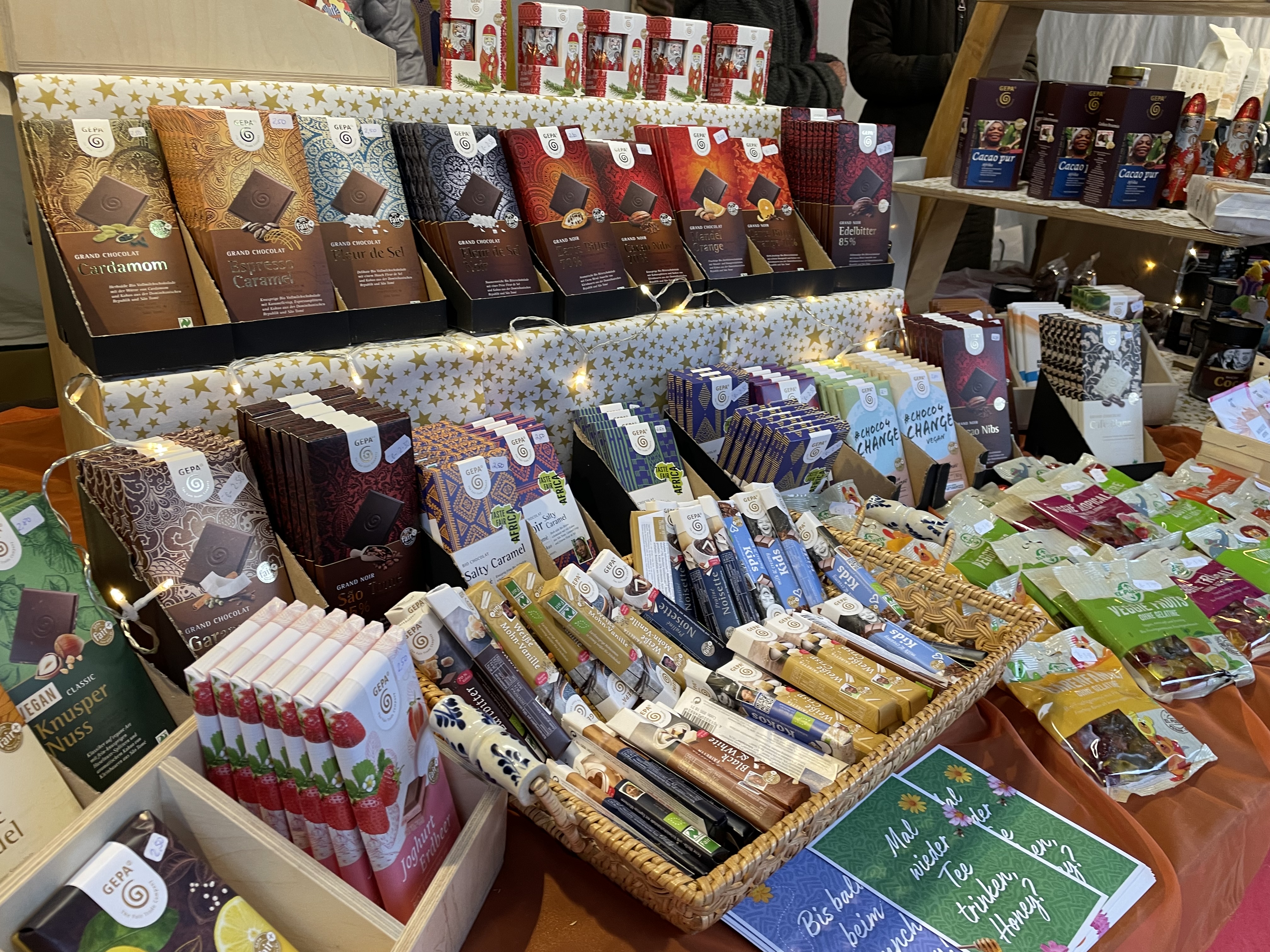Eine Welt Stand auf dem Maulbronner Weihnachtsmarkt mit reichem Schokoladen-Sortiment