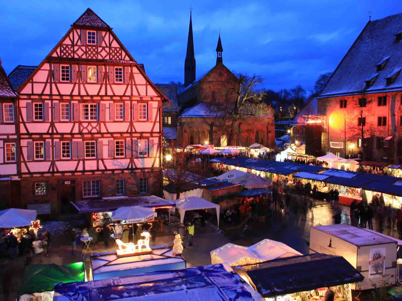  Stimmungvoller Weihnachtsmarkt im Klosterhof 