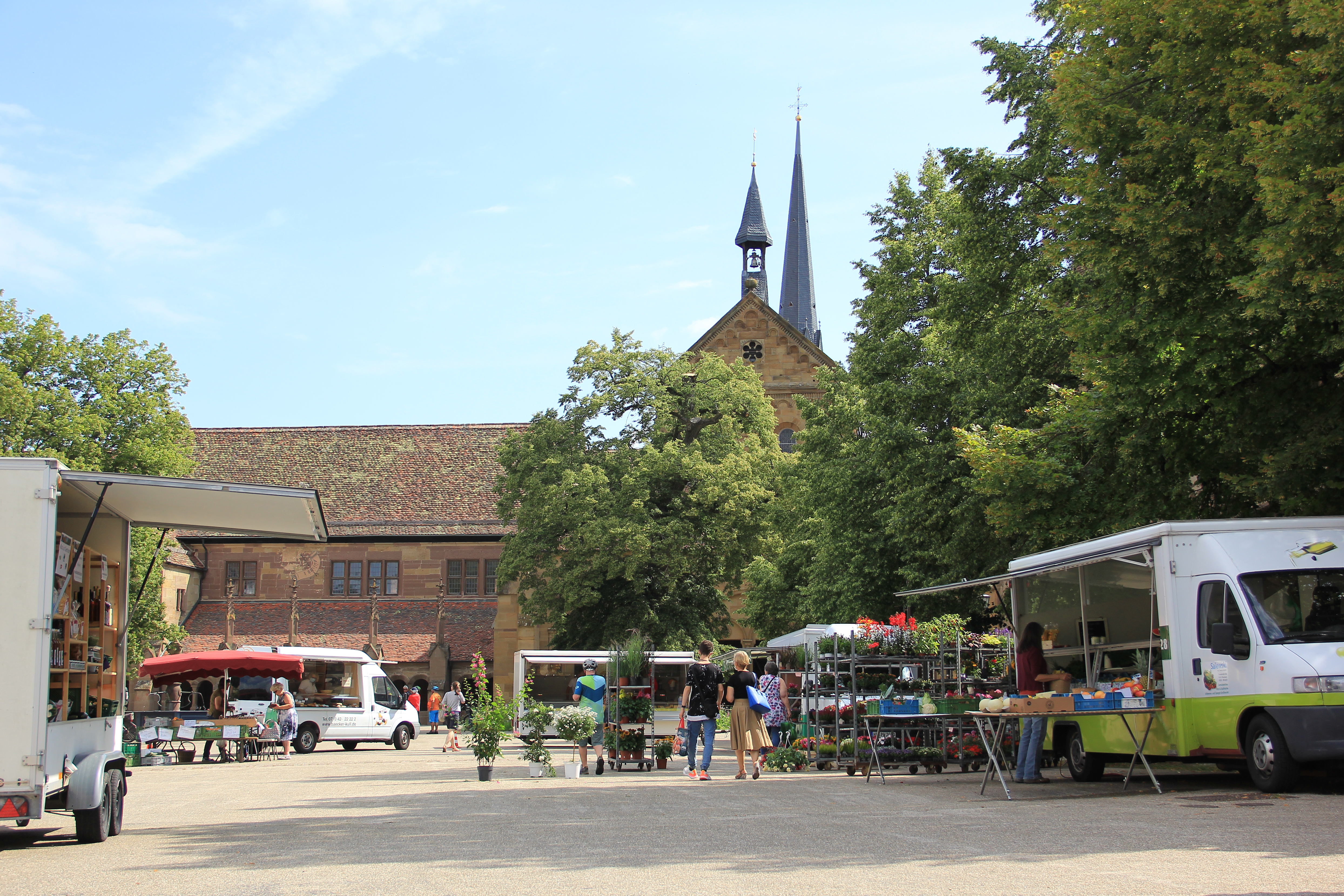  Beliebter Treffpunkt: Wochenmarkt im Maulbronner Klosterhof 