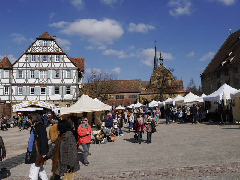  Blick auf den Kunsthandwerkermarkt im Klosterhof 