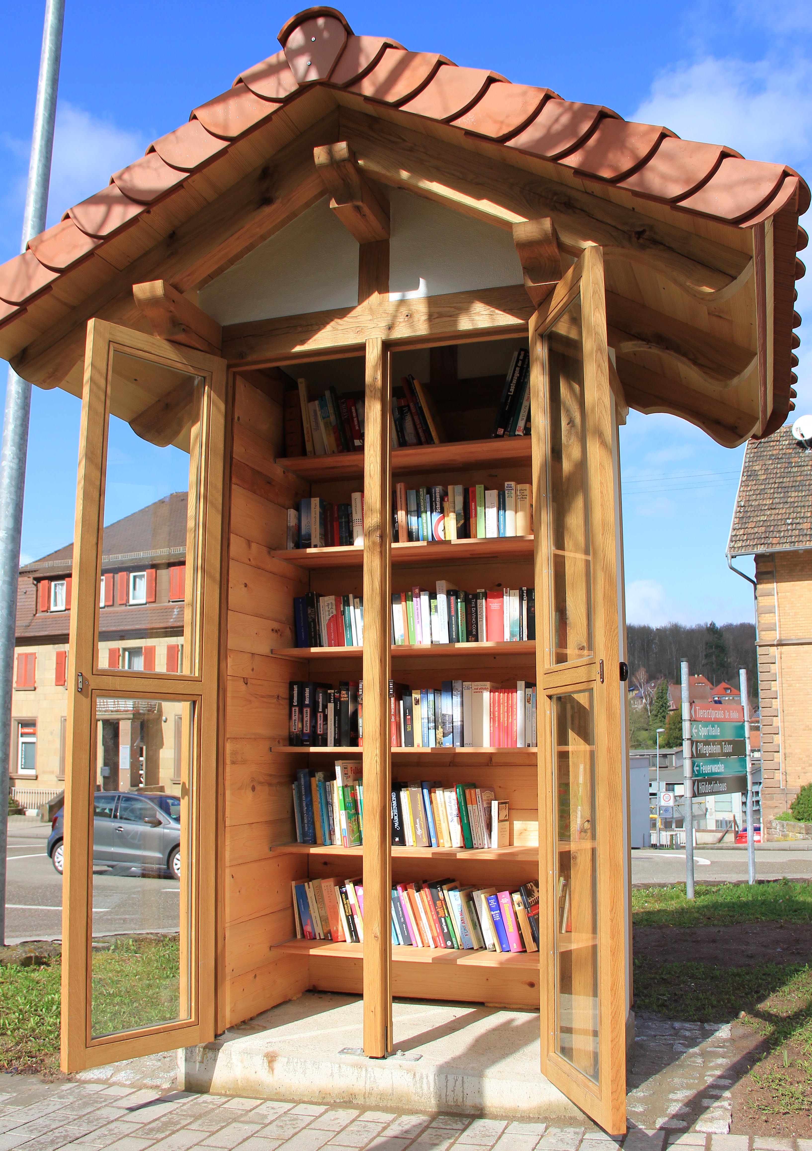 öffenlicher Bücherschrank in der Gestalt eines kleinen Fachwerkhauses, gefüllt mit Büchern