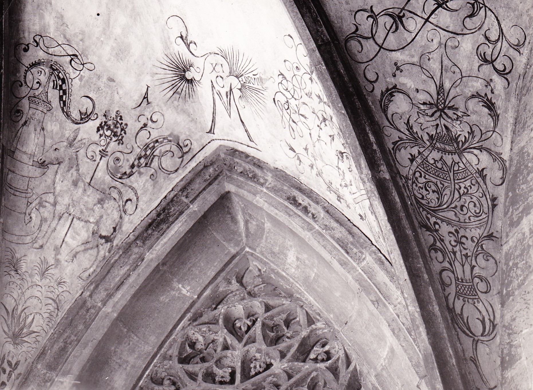  Das Gewölbe der Brunnenkapelle mit aufgezeichneten Ornamenten und Muli 