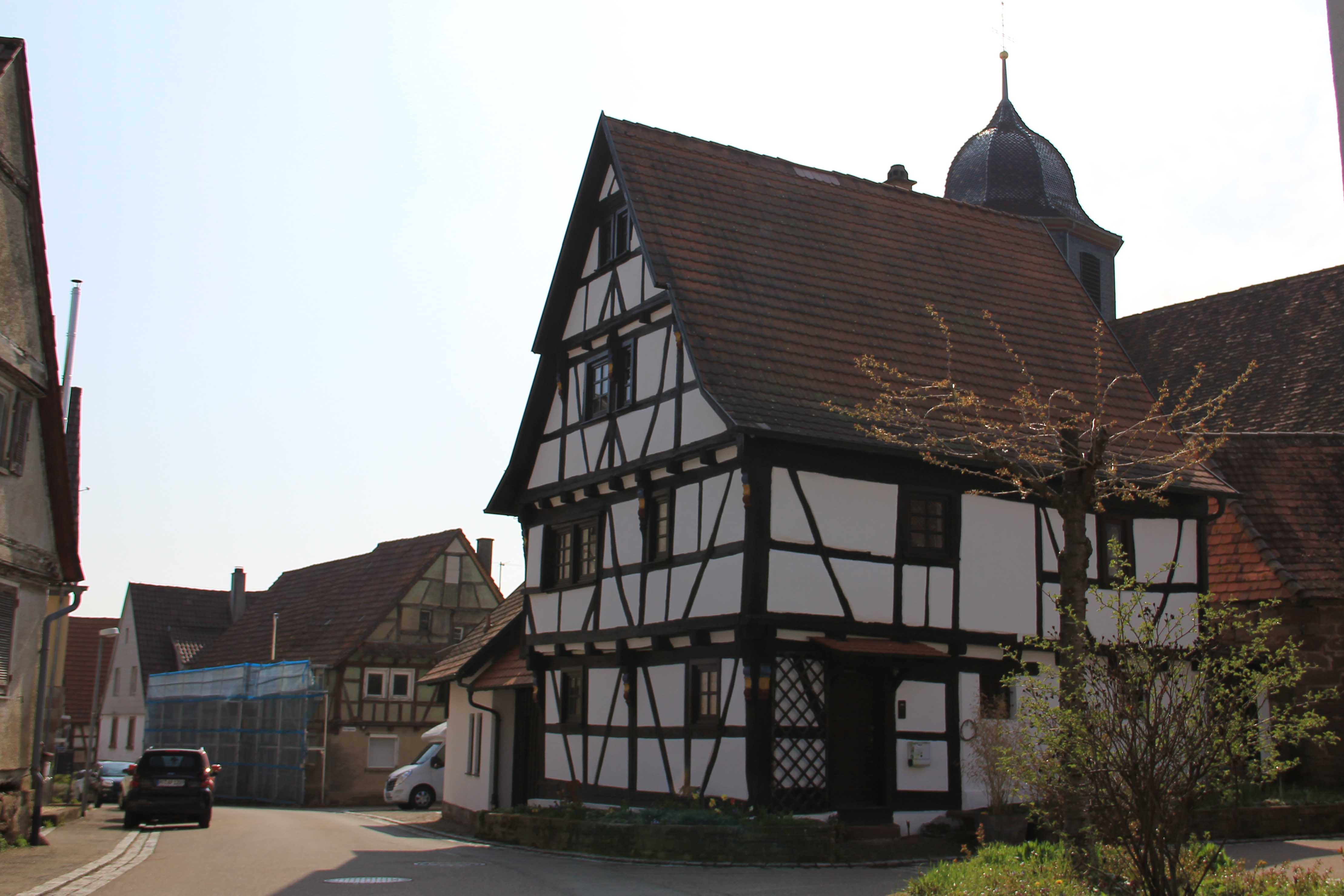  Fachwerkhaus und ehemaliges Armenhaus der Gemeinde Zaisersweiher in der Brettener Straße bei der Kirche St. Johannes 