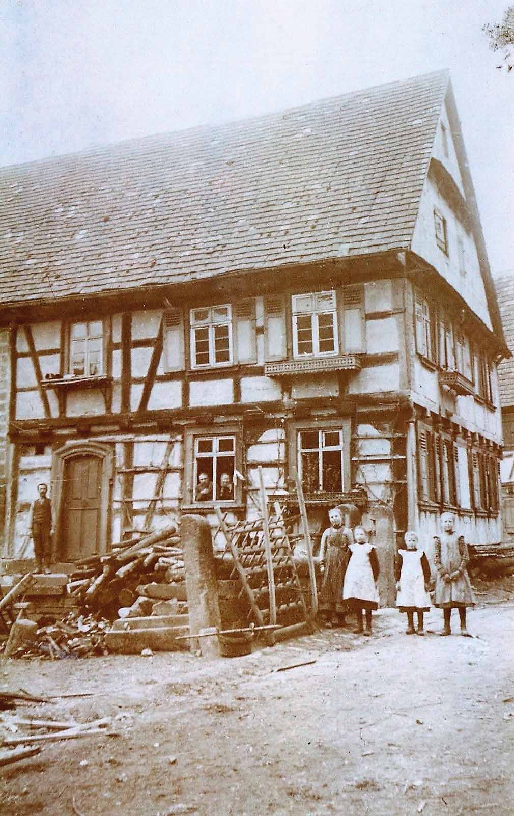  Schwarz-Weiß-Fotografie von 1911: Familie vor ihrem Fachwerkhaus 