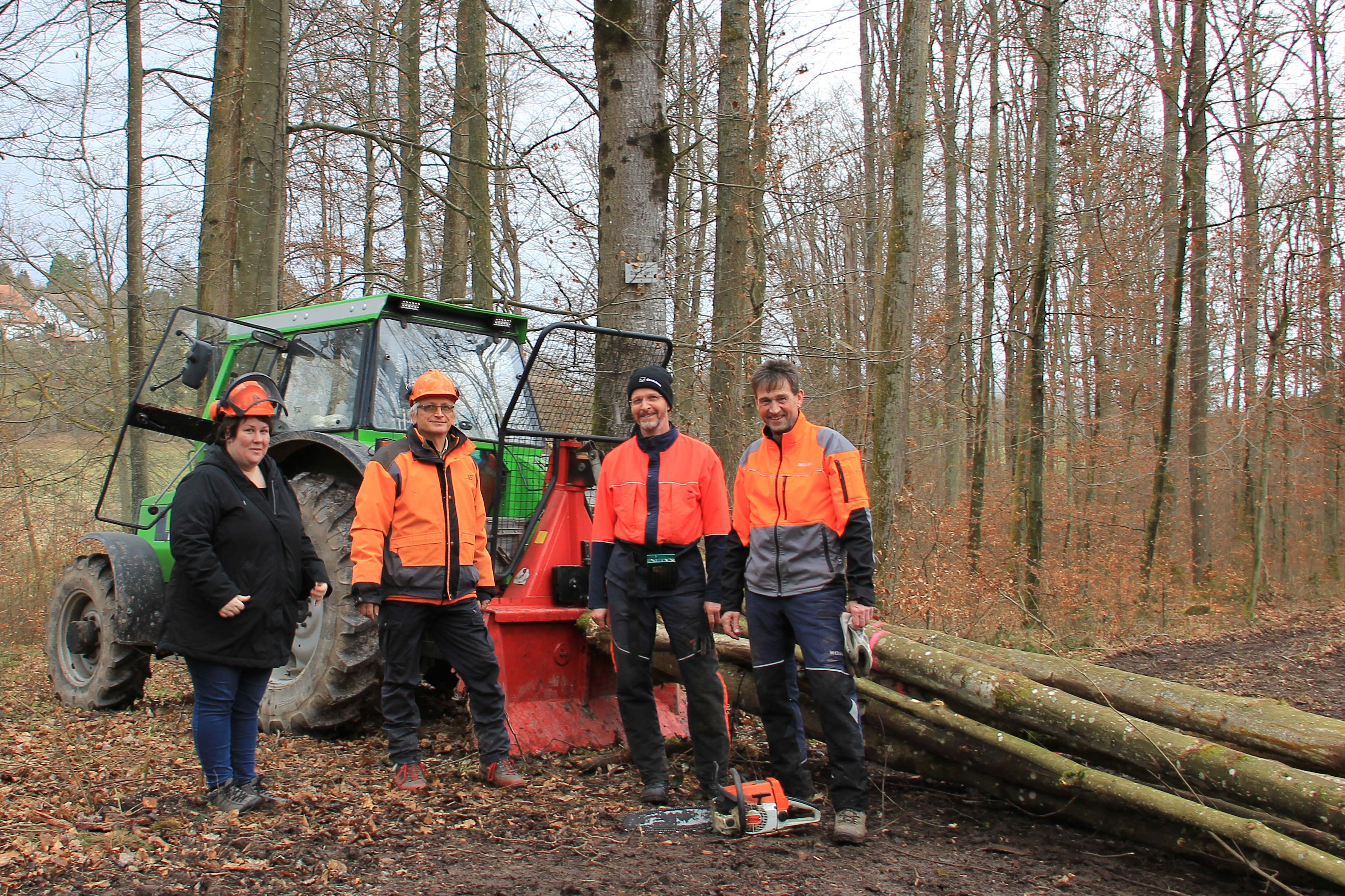  Kämmerin, Förster und Waldarbeiter mit Traktor im Wald 