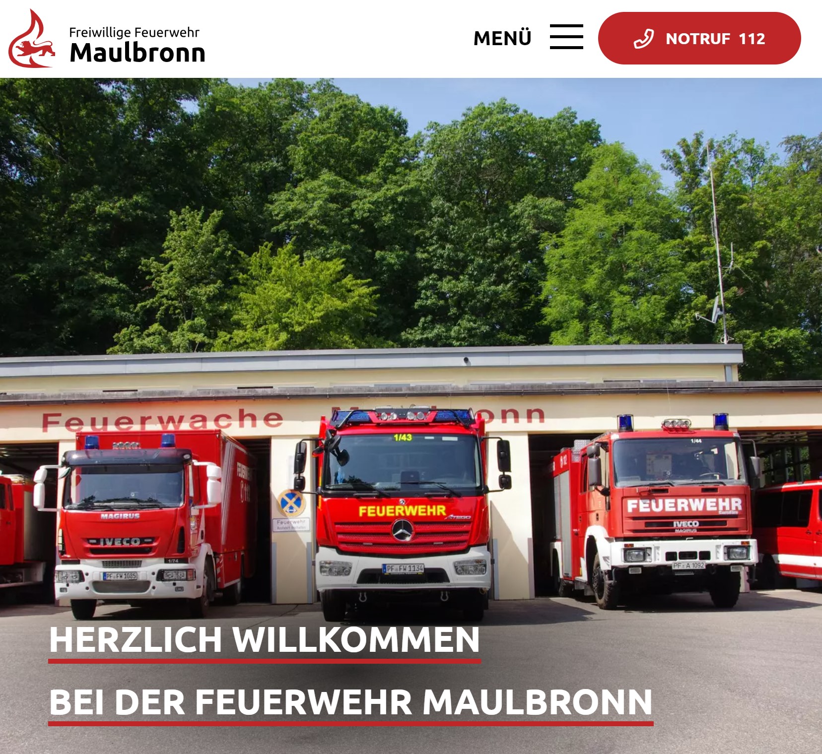 Foto der Startseite der Feuerwehr, mit Foto von Feuerwehrautos, Menü und Notrufnummer