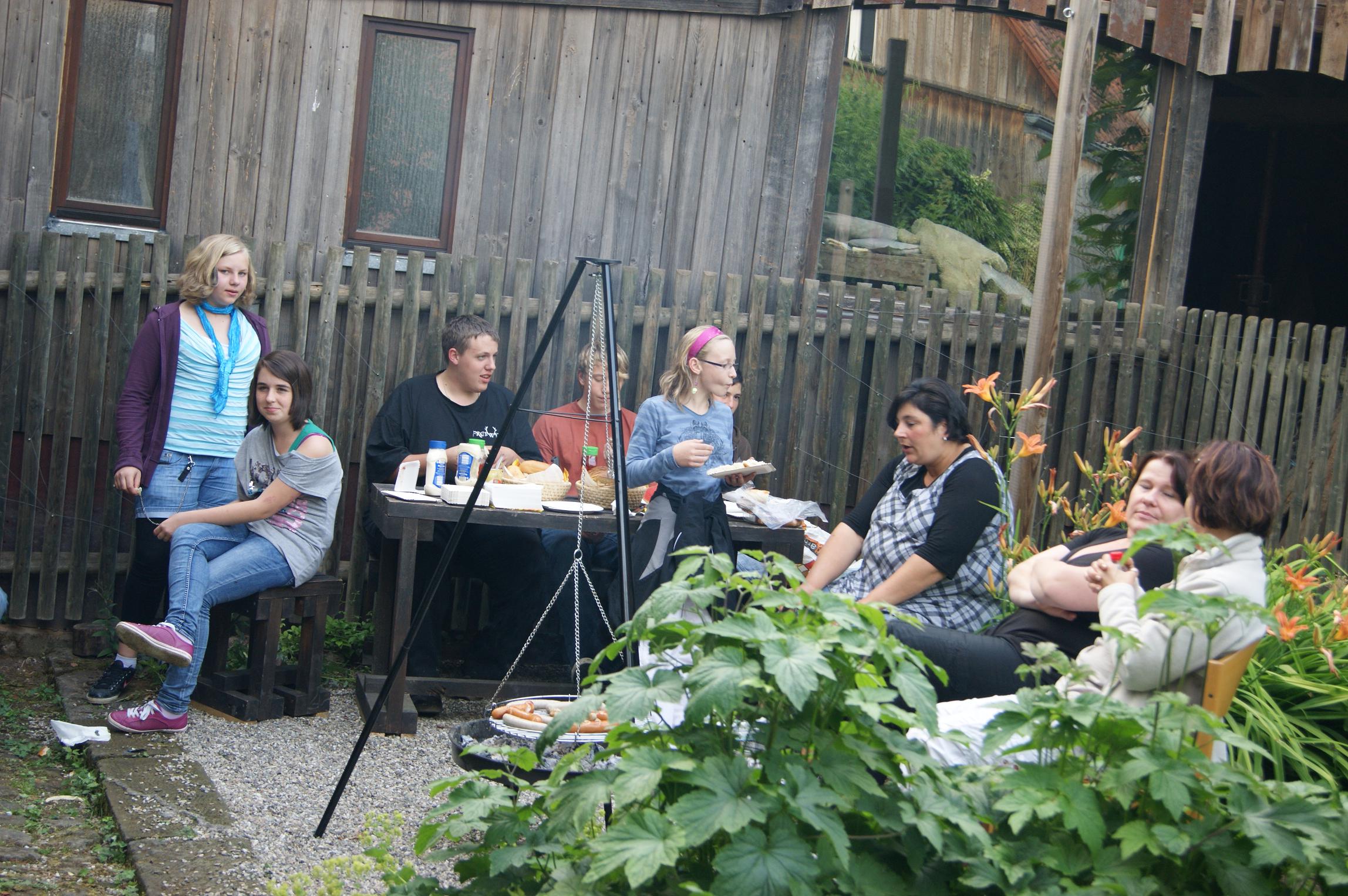  Jugendliche grillen im Garten des Jugendcafés ChillOut 