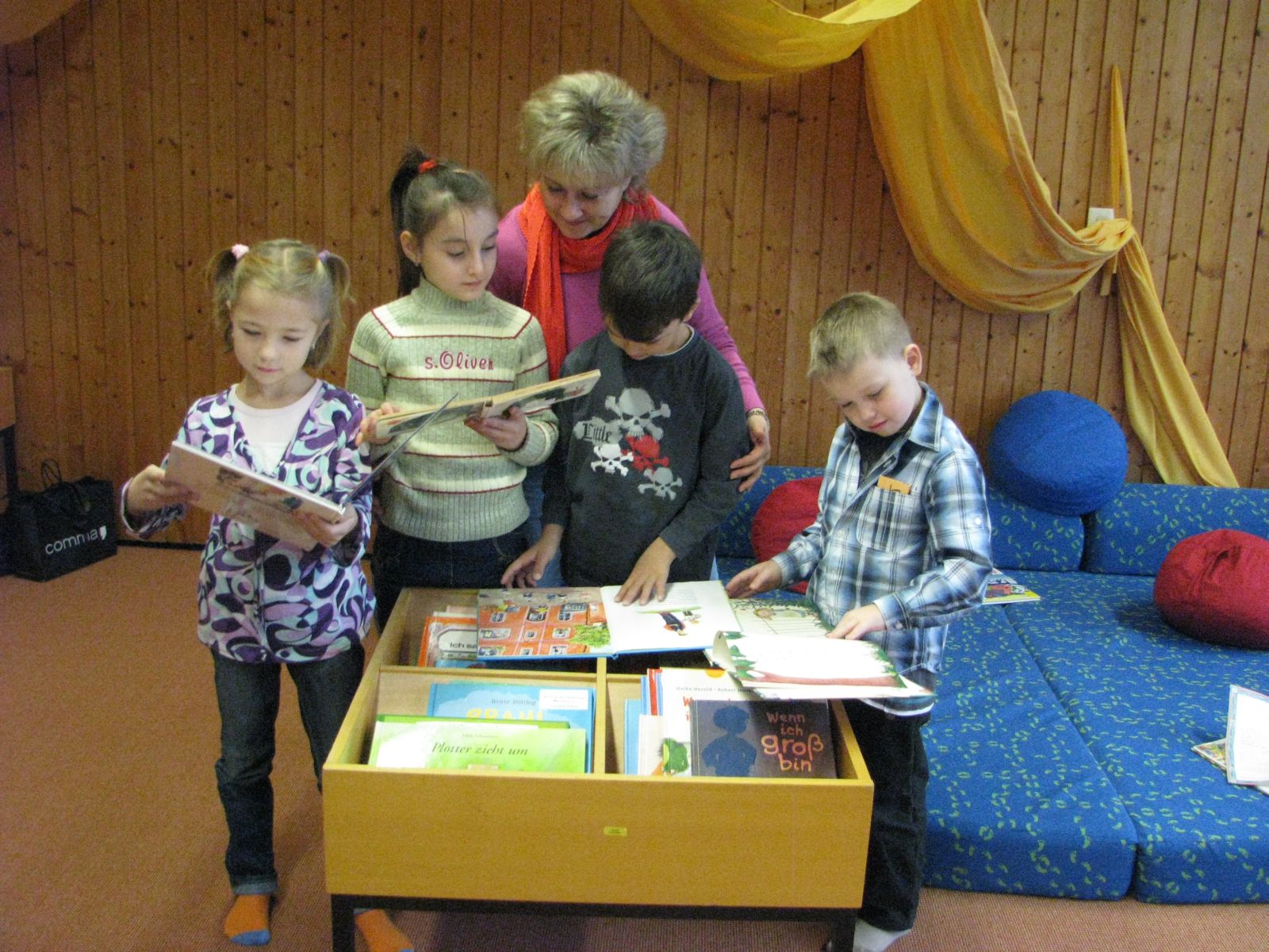  Kinder lesen miteinander 