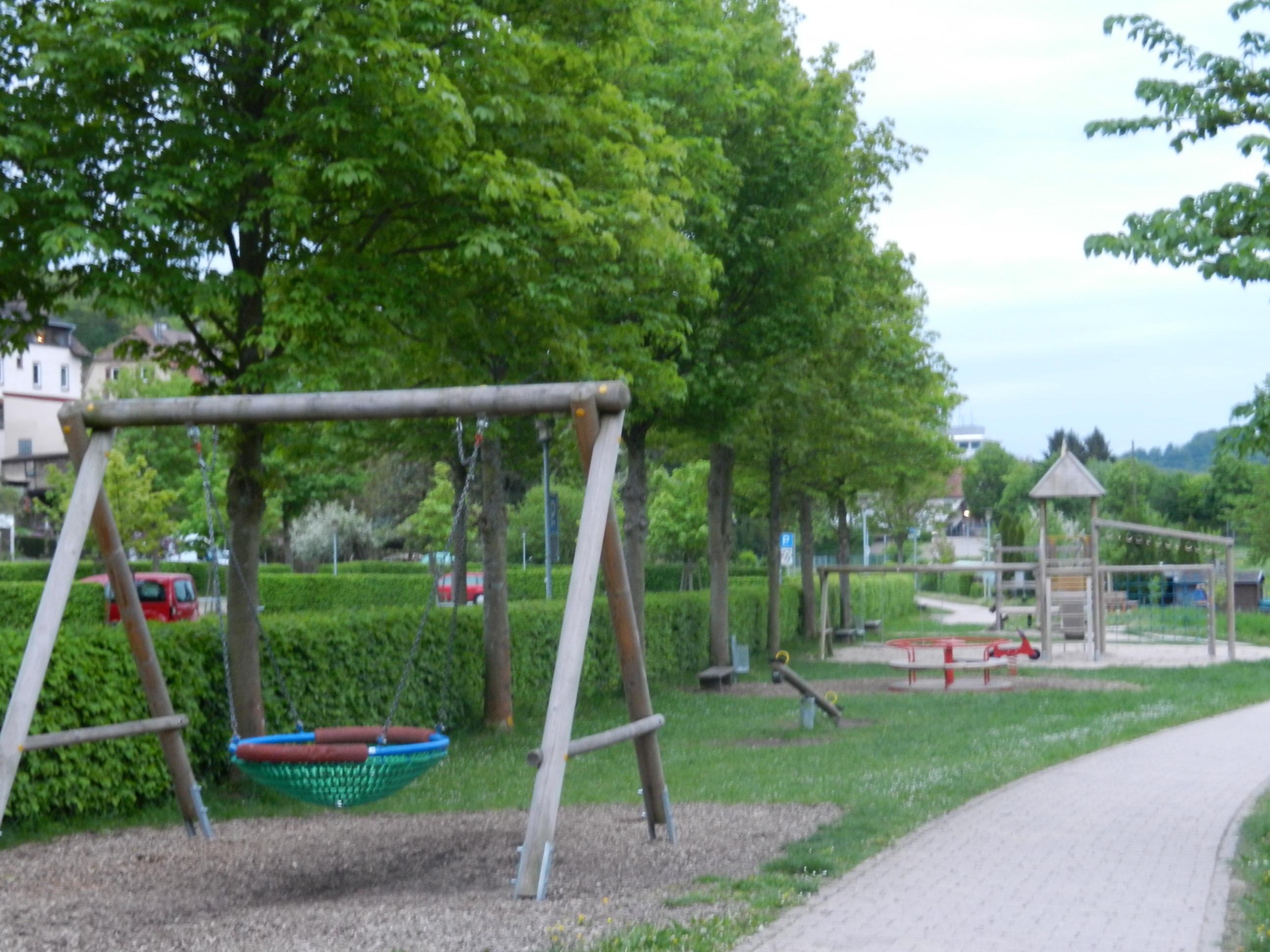  Der Spielplatz "Talaue" erstreckt sich praktisch und zentral zwischen den Klosterparkplätzen und dem Klosterberg. 