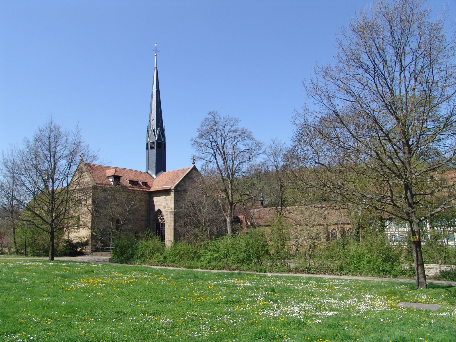  Klosterkirche Ostansicht, hier finden im Sommer Gottesdienste der ev. Kirchengemeinde statt. 