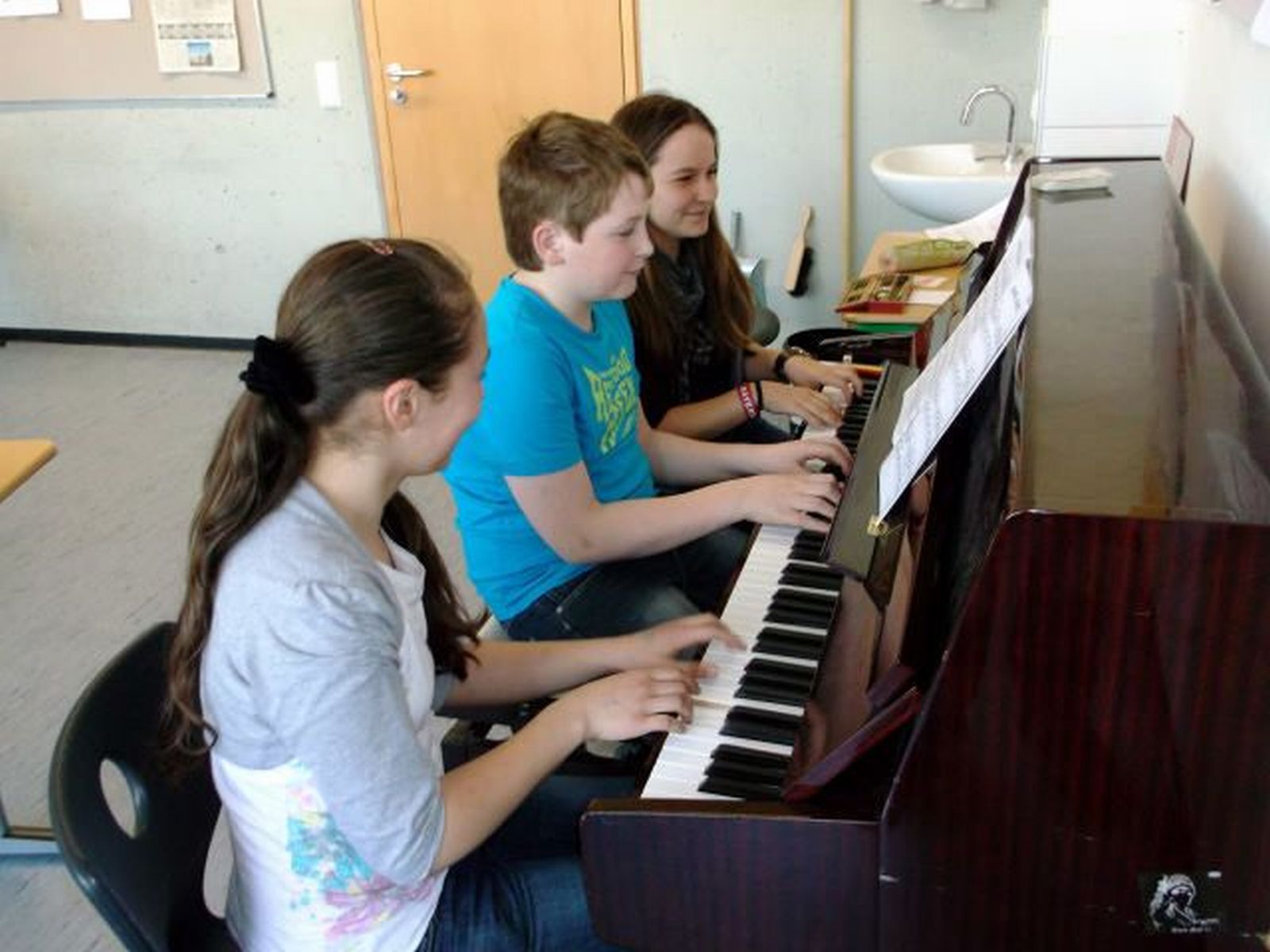  Kinder spielen 6-händig Klavier. Foto: Jugendmusikschule, Bretten 