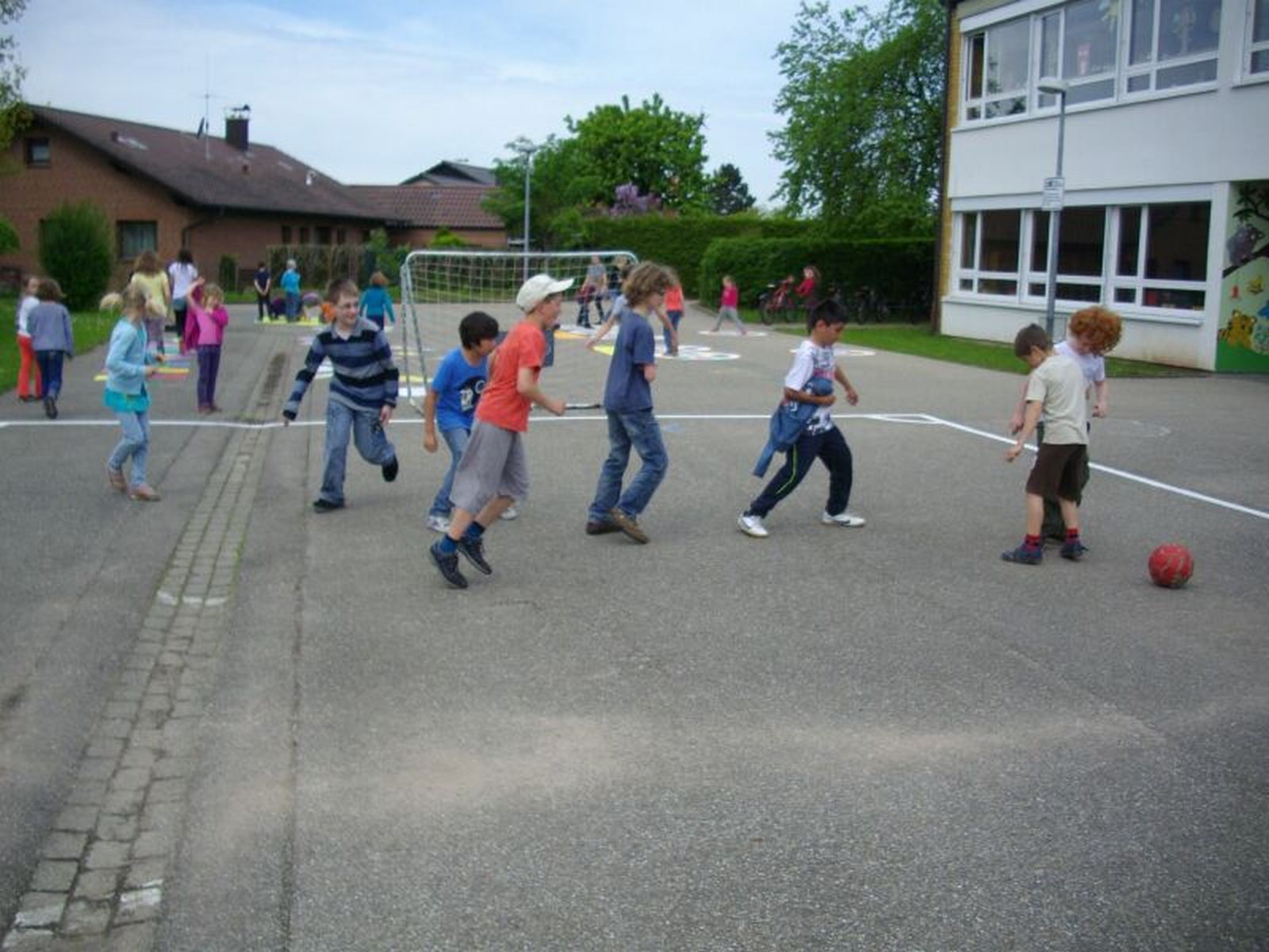  Kinder spielen im Schulhof der Willy-Schenk-Grundschule 