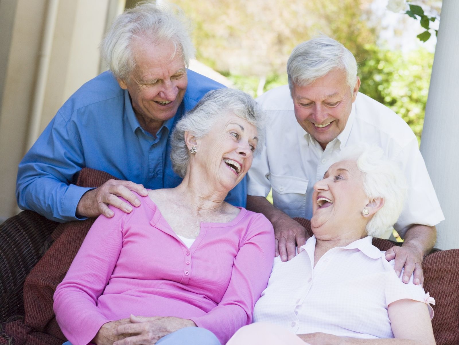  Gruppe von lachenden Senioren 
