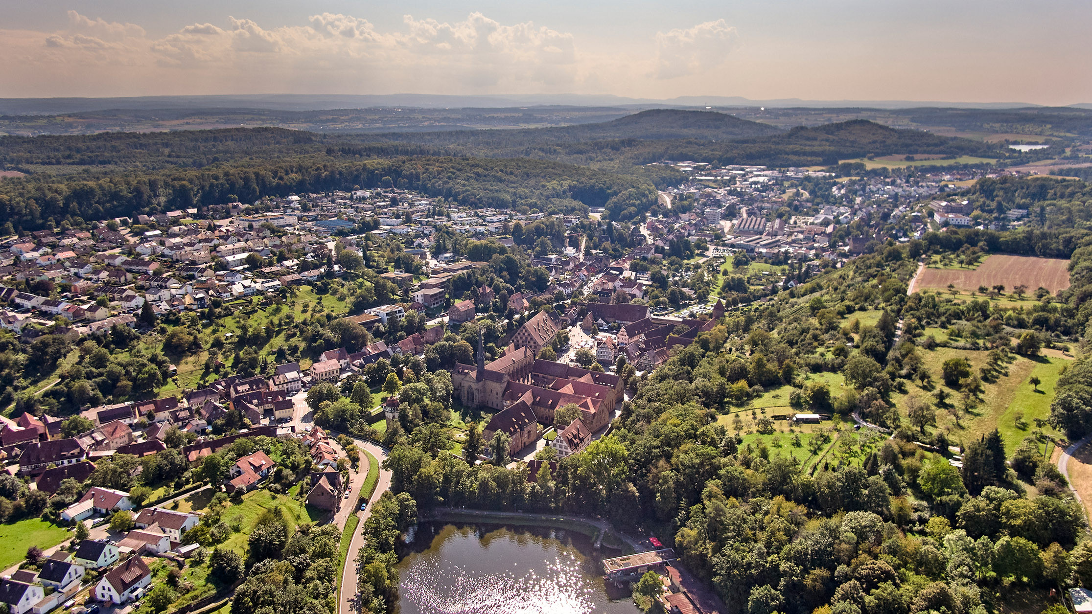 Luftbild von Maulbronn nach Westen mit Tiefer See, Kloster und Wohngebieten