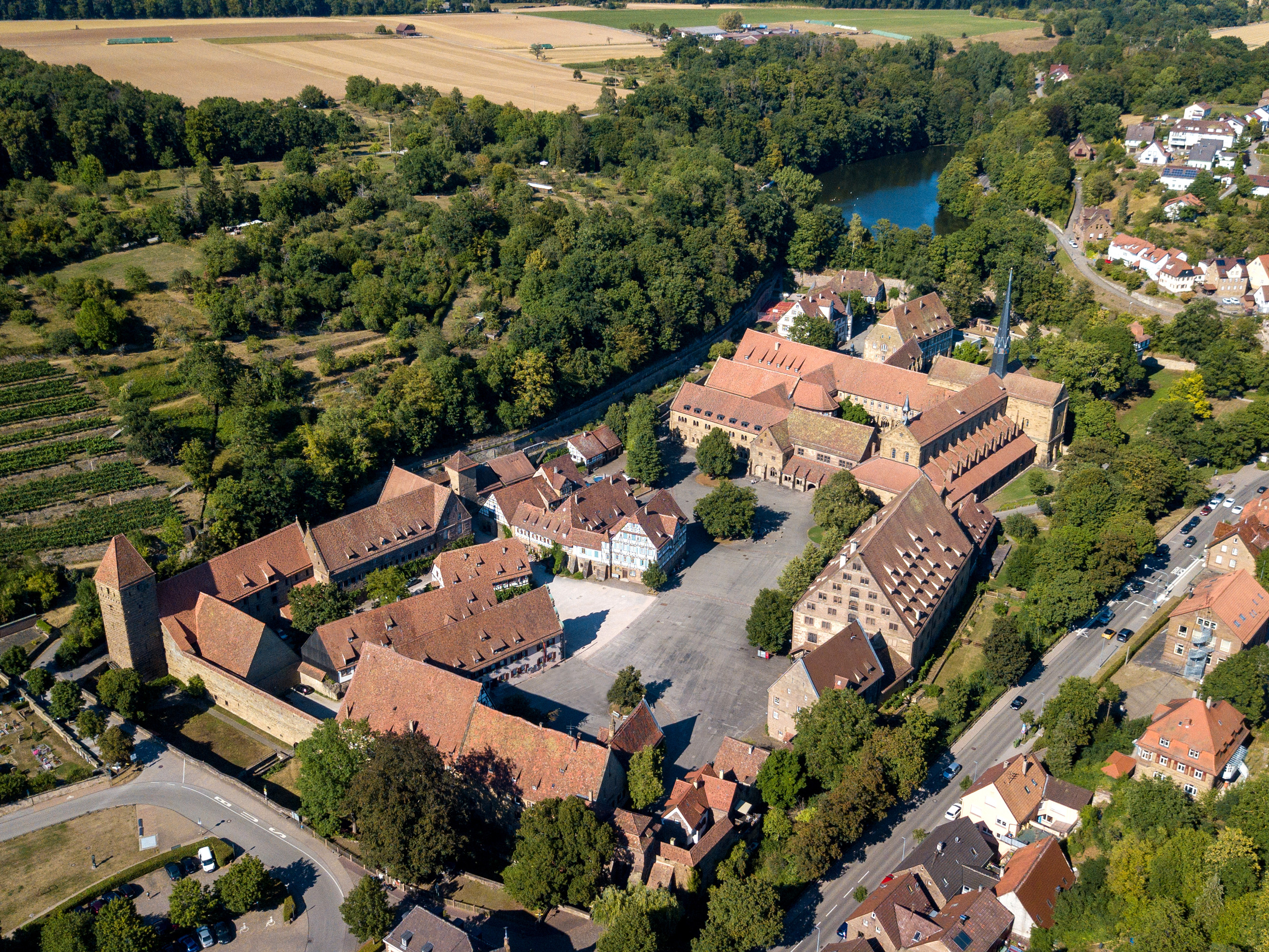 Sicht auf die Klosteranlage mit Weinberg, See und Teil der Stadt Maulbronn