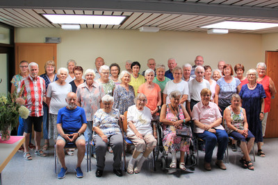 Gruppenfoto von Seniorinnen und Senioren