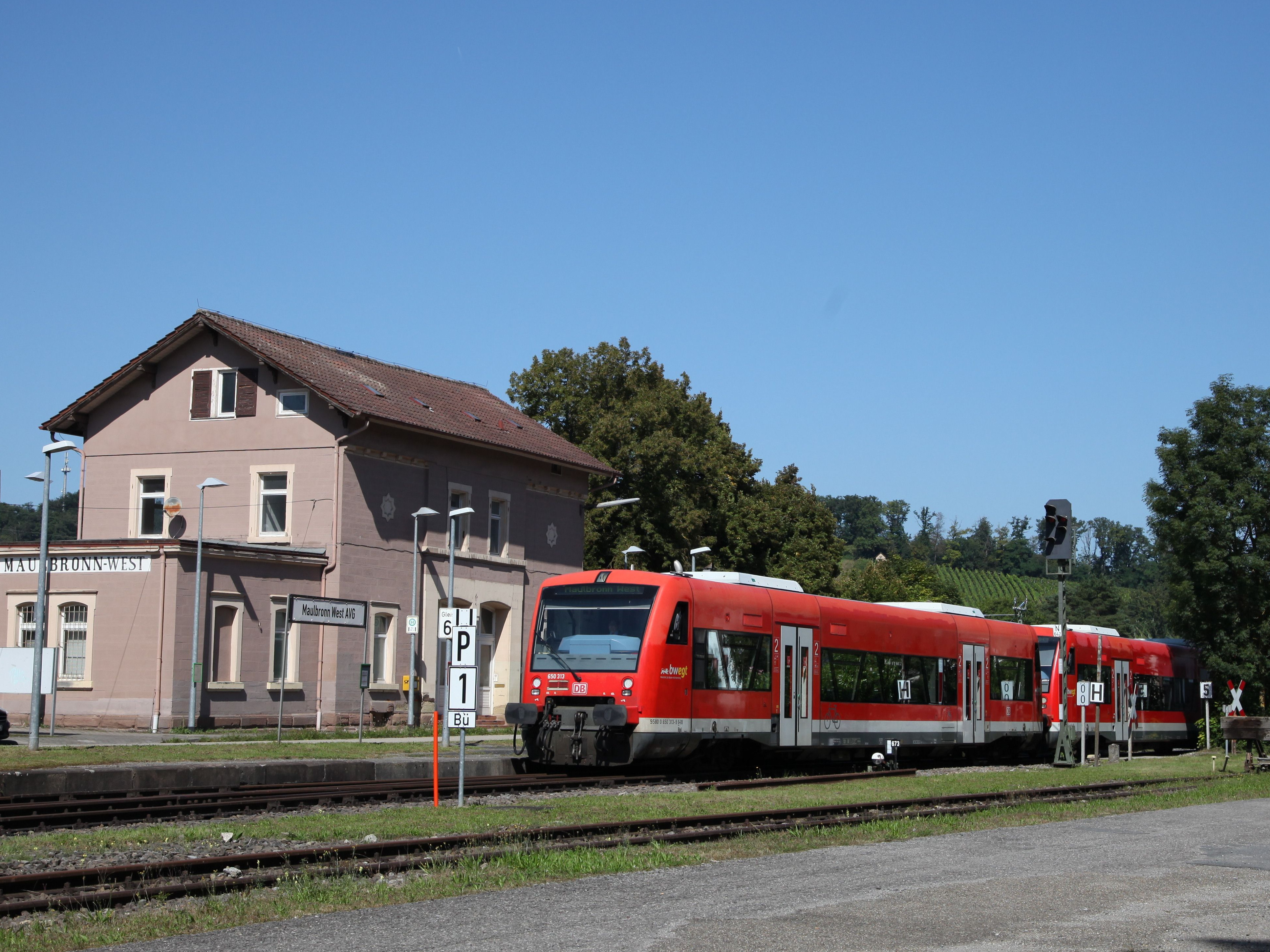 Zug Freizeitexpress Kloster Maulbronn vor dem Bahnhof Maulbronn West