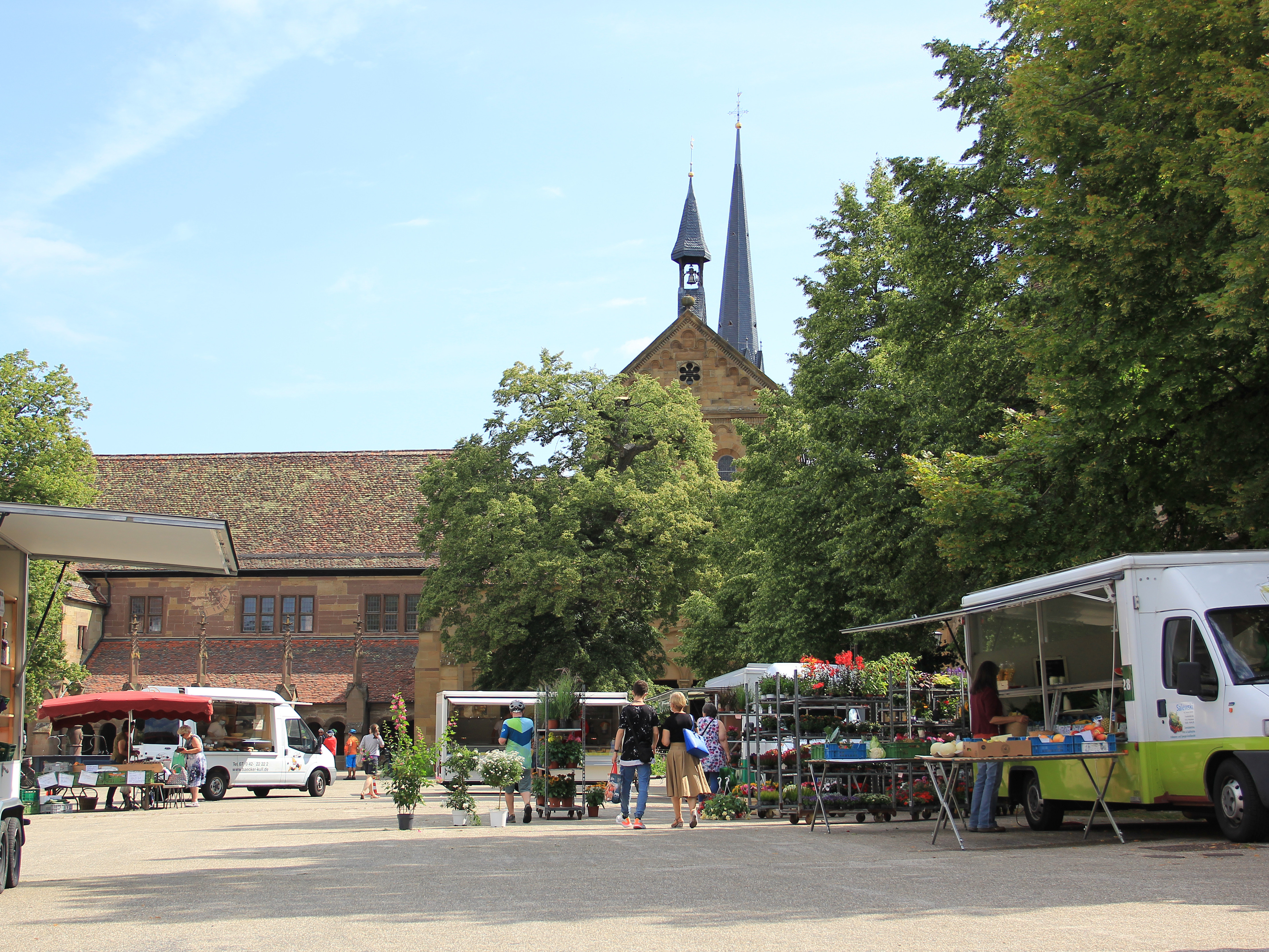 Beliebter Treffpunkt: Wochenmarkt im Maulbronner Klosterhof