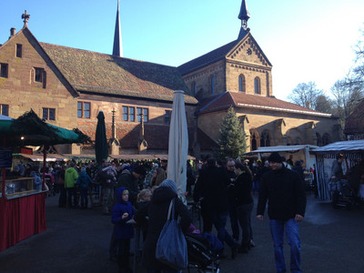 Weihnachtsmarktbesuchende vor Klosterkirche